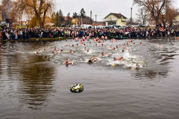 БОГОЈАВЉЕНСКО ПЛИВАЊЕ ЗА ЧАСНИ КРСТ У МОРОВИЋУ